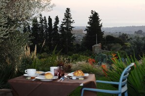 Outdoor dining - Villa La Lumia B and B (Agrigento)