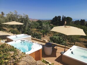 Outdoor spa tub - Villa La Lumia B and B (Agrigento)