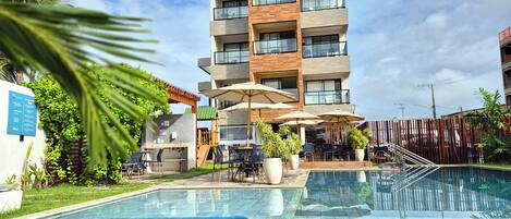 2 outdoor pools