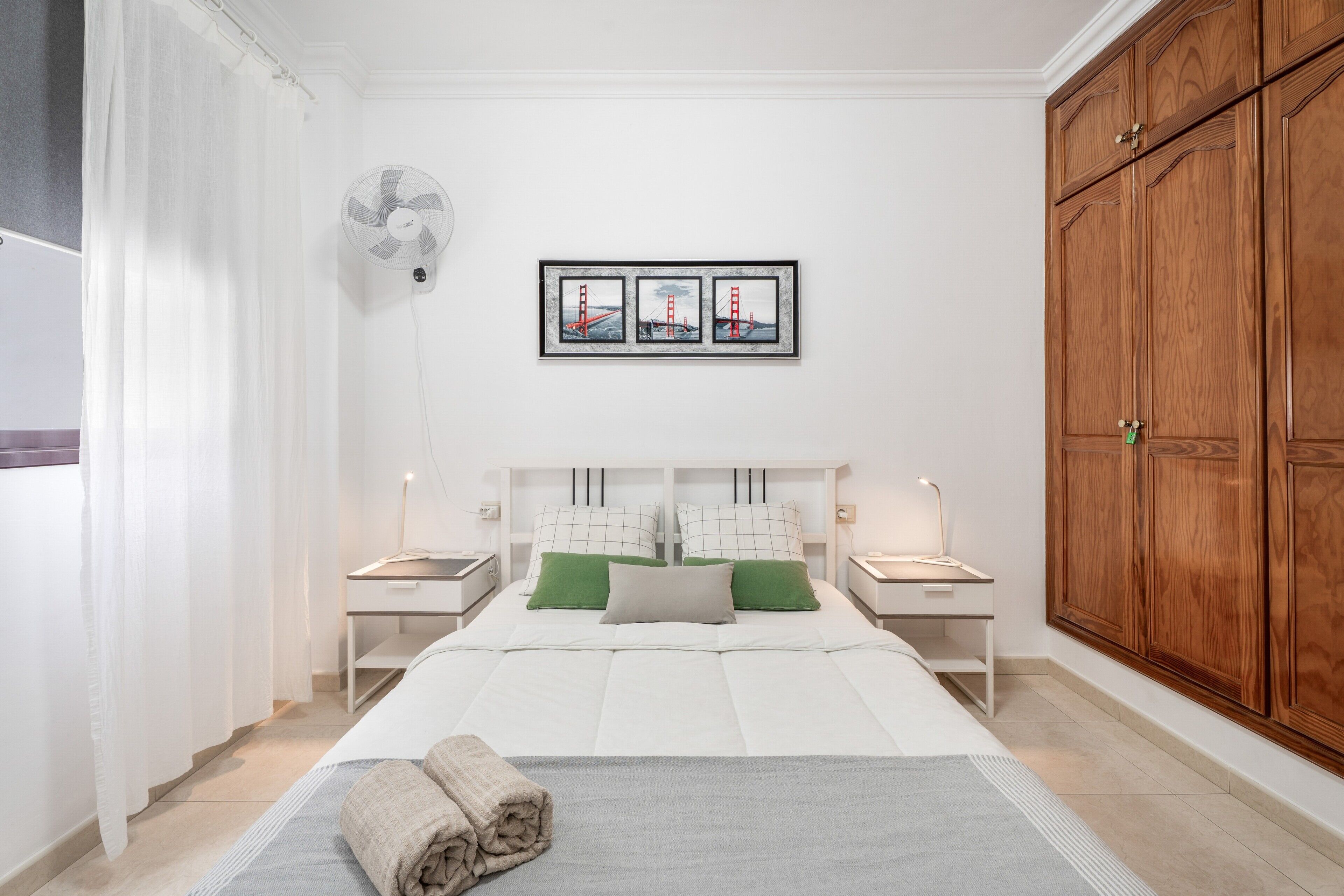 Tabla de planchar con plancha, wifi, ropa de cama