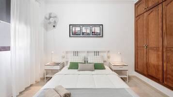 Tabla de planchar con plancha, wifi, ropa de cama