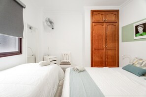 Planxa i posts de planxar, wifi i roba de llit 