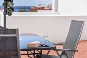 Outdoor dining - Vacation Apartment 'Almar We Go, Apartmento Entero' with Shared Terrace and Wi-Fi (Alcalá)