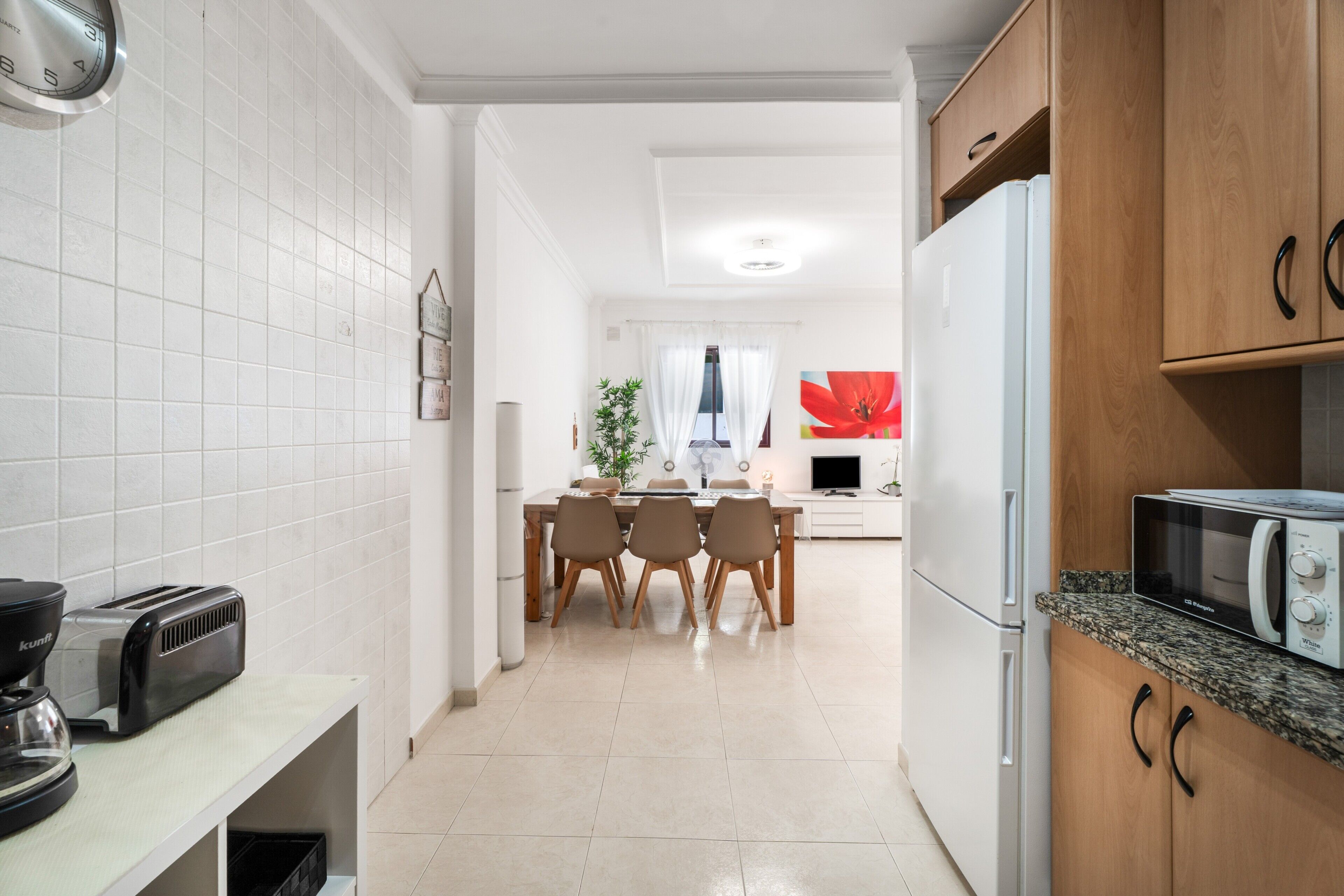 Frigorífico, microondas, horno y placa de cocina