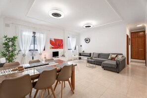 TV - Vacation Apartment 'Almar We Go, Apartmento Entero' with Shared Terrace and Wi-Fi (Alcalá)