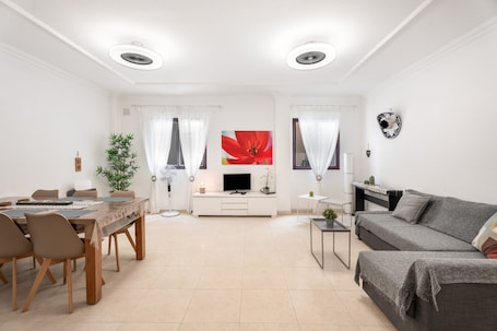 TV. Vacation Apartment 'Almar We Go, Apartmento Entero' with Shared Terrace and Wi-Fi