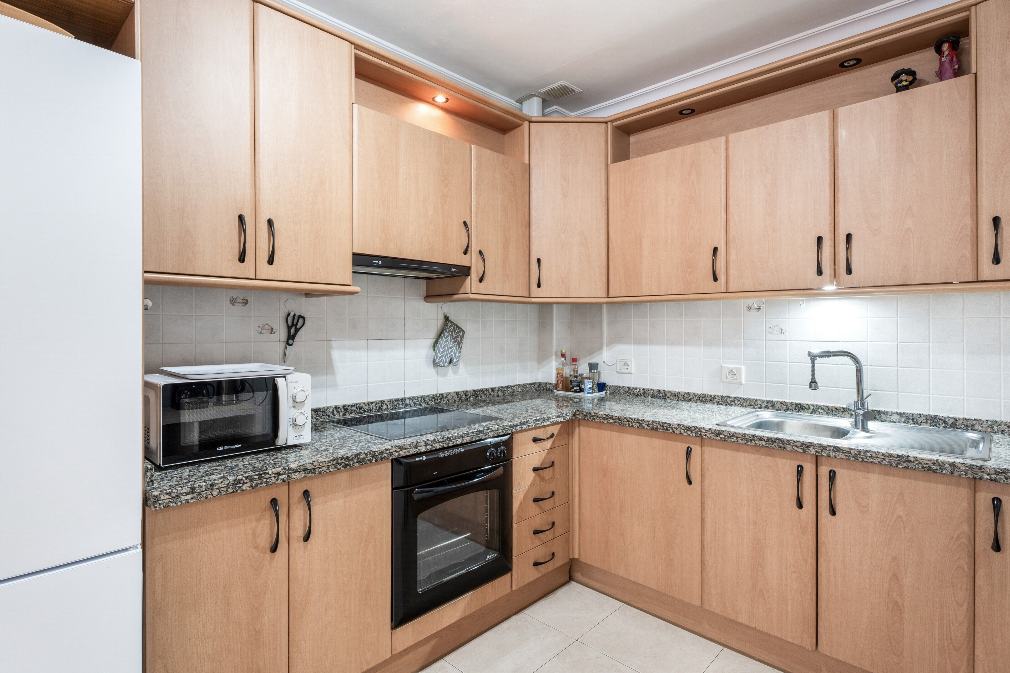 Frigorífico, microondas, horno y placa de cocina