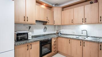Frigorífico, microondas, horno y placa de cocina