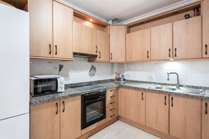 Fridge, microwave, oven, stovetop - Vacation Apartment 'Almar We Go, Apartmento Entero' with Shared Terrace and Wi-Fi (Alcalá)