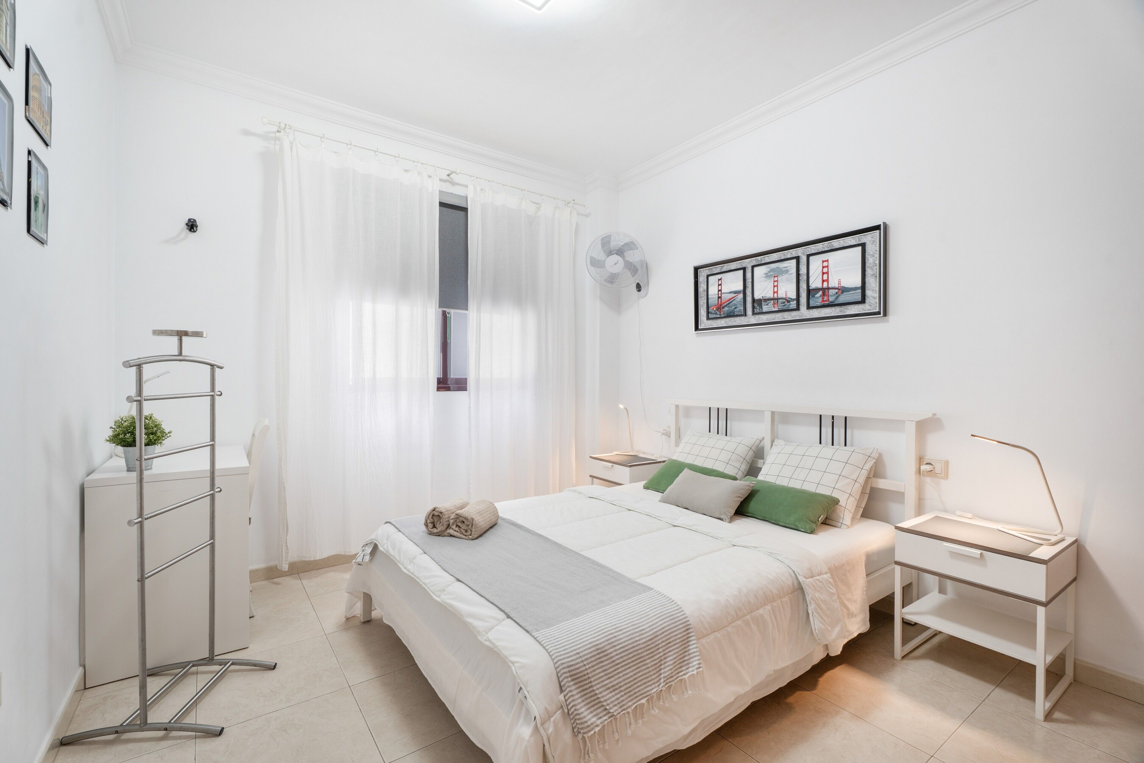 Tabla de planchar con plancha, wifi, ropa de cama