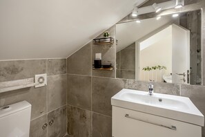 Shower, towels - Downtown Modern Apartments by Homing (Lisbon)
