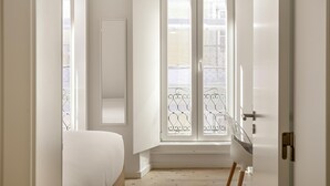 A narrow hallway with a large window and a door leading to a balcony. - Downtown Modern Apartments by Homing (Lisbon)