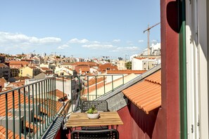 Outdoor dining - Downtown Modern Apartments by Homing (Lisbon)