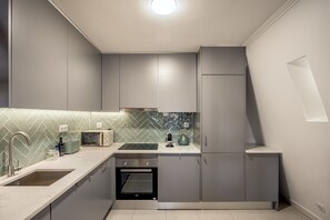 Microwave, dishwasher, coffee/tea maker, cookware/dishes/utensils - Bairro Alto Garden View II by Homing (Lisbon)