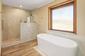 Secadora de cabello, toallas, jabón, papel de baño 
