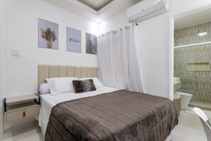 Room - Copacabana Apt - Best Location - Walk to the BEACH (Rio de Janeiro)