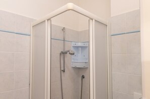 Shower - Apartment 'Casa Anna' with Shared Pool, Private Terrace, and Air Conditioning (Marina di Bibbona)
