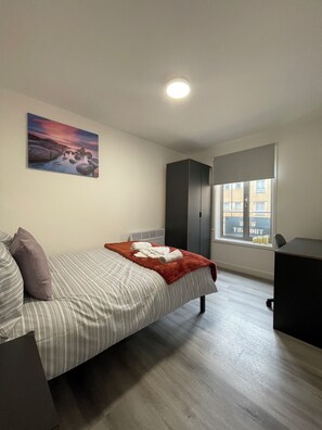 Basic Apartment | Desk, laptop workspace, blackout drapes, iron/ironing board - Downtown Sheffield Retreat (Sheffield)