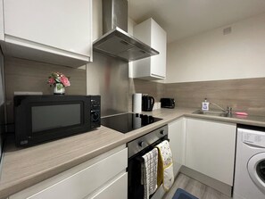 Basic Apartment | Private kitchen | Full-size fridge, microwave, oven, stovetop - Downtown Sheffield Retreat (Sheffield)
