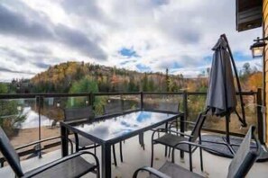 Outdoor dining - Spa & Private beach by the Lake | Repère du Cerf (Saint-Côme)
