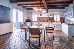 Dining - Rural Chic Etna House. Rifugio di pace tra l'Etna e il mar Jonio. (Sicilia)