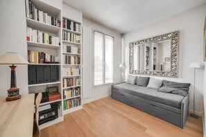 TV - 100m² apt with terrace in St-Cloud (Saint-Cloud)