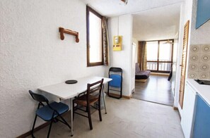 Interior - Studio with balcony near the chairlift (Uvernet-Fours)