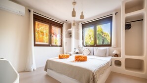 Ein Schlafzimmer mit einem Bett, zwei Fenstern, einem Nachttisch und einer Lampe.