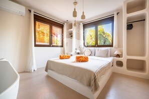 A bedroom with a bed, two windows, a bedside table, and a lamp. - CostaBlancaDreams - The Jazz in Benissa (Benissa)