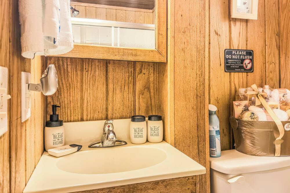 A Charming Nature Retreat - Whitsett, NC