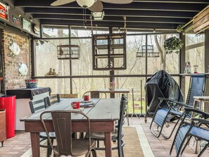 Casa, vista para o jardim | Opções para refeição ao ar livre