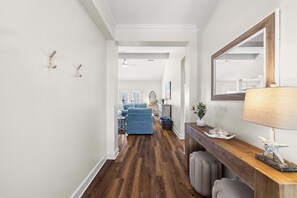 Living area - New! Walk to Beach - Free Golf Cart - Pool - 3 Kings - Updated - Crystal Beach (Destin)