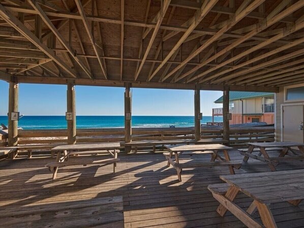 Outdoor dining - New! Walk to Beach - Free Golf Cart - Pool - 3 Kings - Updated - Crystal Beach (Destin)