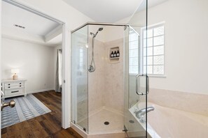 Shower, hair dryer, towels, soap - New! Walk to Beach - Free Golf Cart - Pool - 3 Kings - Updated - Crystal Beach (Destin)