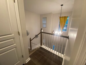 Interior - King Bed Beach House 10 mins from Beach (Hampton)