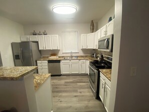 Private kitchen - King Bed Beach House 10 mins from Beach (Hampton)