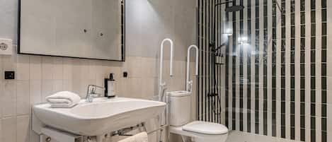 Douche, sĂšche-cheveux, serviettes fournies