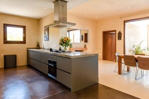 Private kitchen - Villa Sirio – Stunning Villa with Sea Views (Sant Josep de sa Talaia)