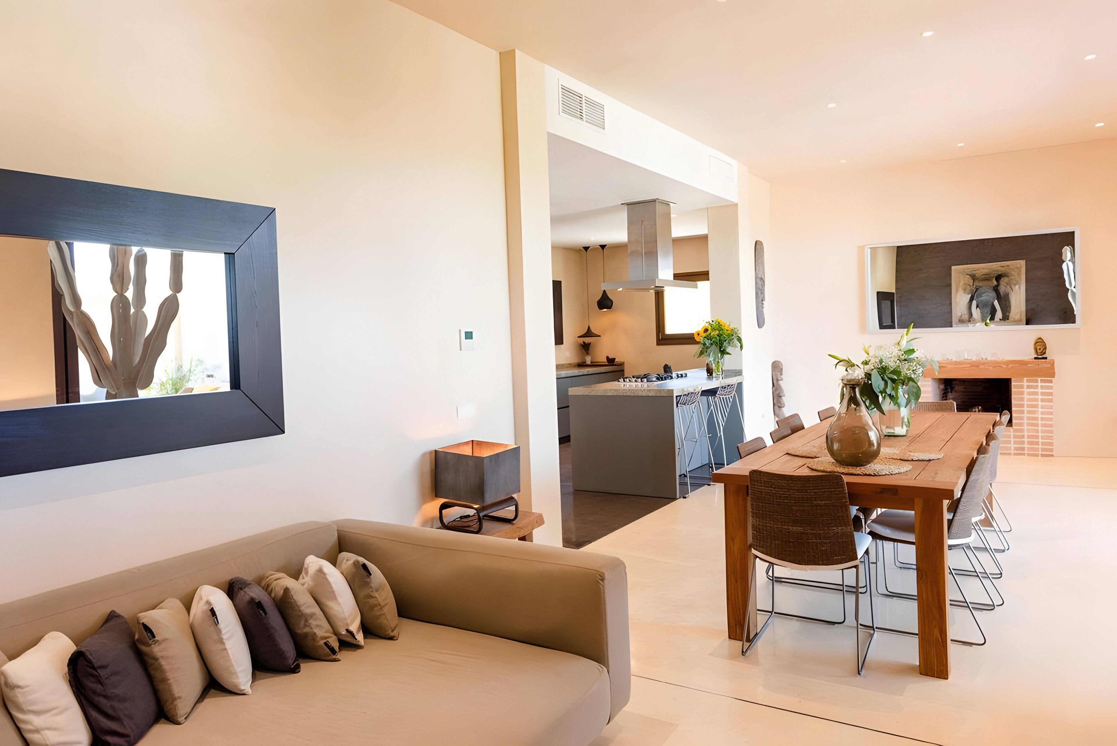 Een modern interieur met een bank, eettafel en een keukenhoek.