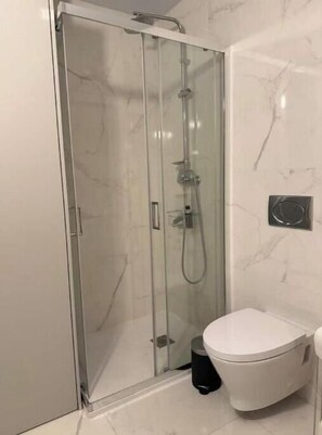 Shower, towels - Refuge with Private Pool and River View in Vila Nova de Gaia (Vila Nova de Gaia)