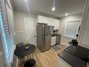 Fridge, stovetop - The Belmar Surf Shacks - The Reef (Lake Como)