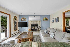 Living area - The Shark River Chalet (Neptune City)