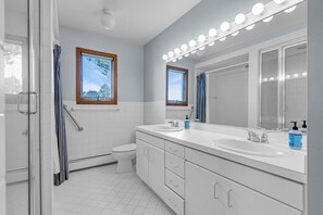 Bathroom - The Shark River Chalet (Neptune City)
