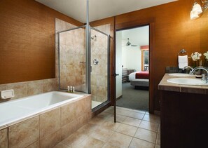 Shower, jetted bath, hair dryer, towels - Family Friendly - Main Street Station - Downtown location - Thanksgiving Week (Breckenridge)