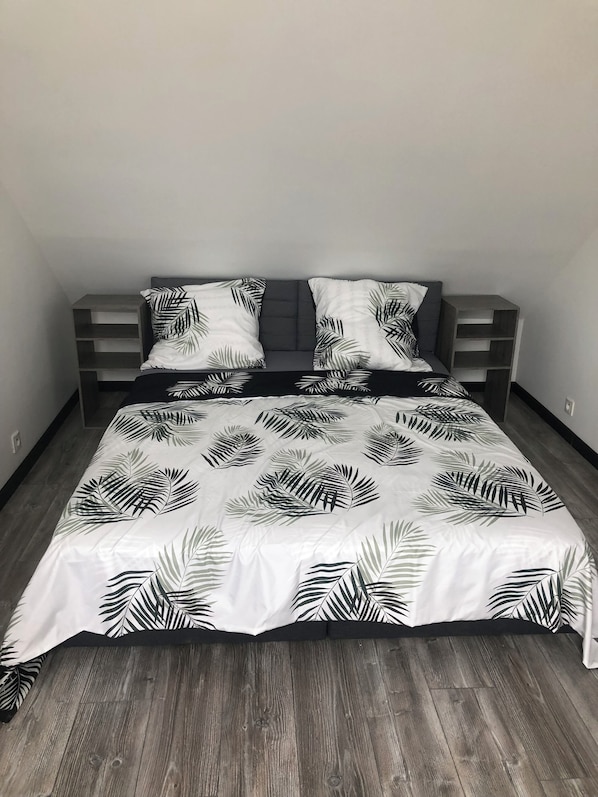 Iron/ironing board, WiFi, bed sheets