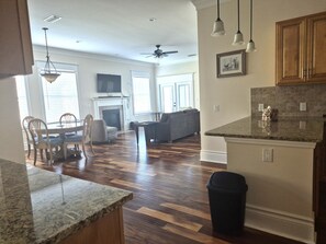 Living area - Cozy 2-bedroom villa in marvelous Fort Myers with AC (Fort Myers)