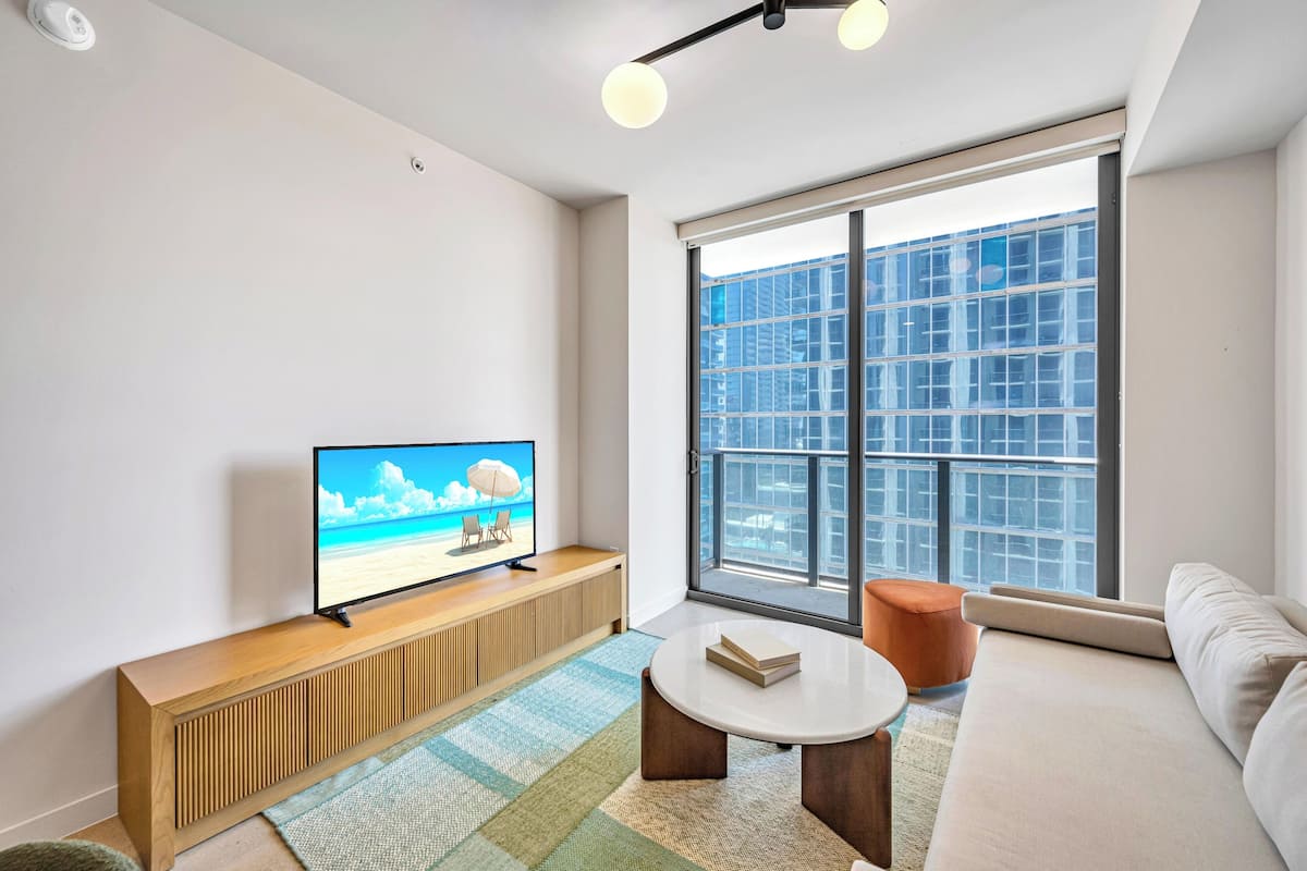 Executive Apartment, 1 Bedroom, Private Pool, City View | Living area | 50-inch Smart TV with digital channels, Netflix, Hulu