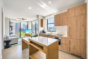 Apartamento Royal, 2 habitaciones, piscina privada, vistas a la ciudad | Zona de estar | Smart TV de 50 pulgadas con canales digitales, además de Netflix, Hulu