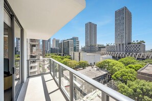 Ein Hochhaus mit modernem Design, großen Fenstern und Blick auf die Stadtlandschaft.