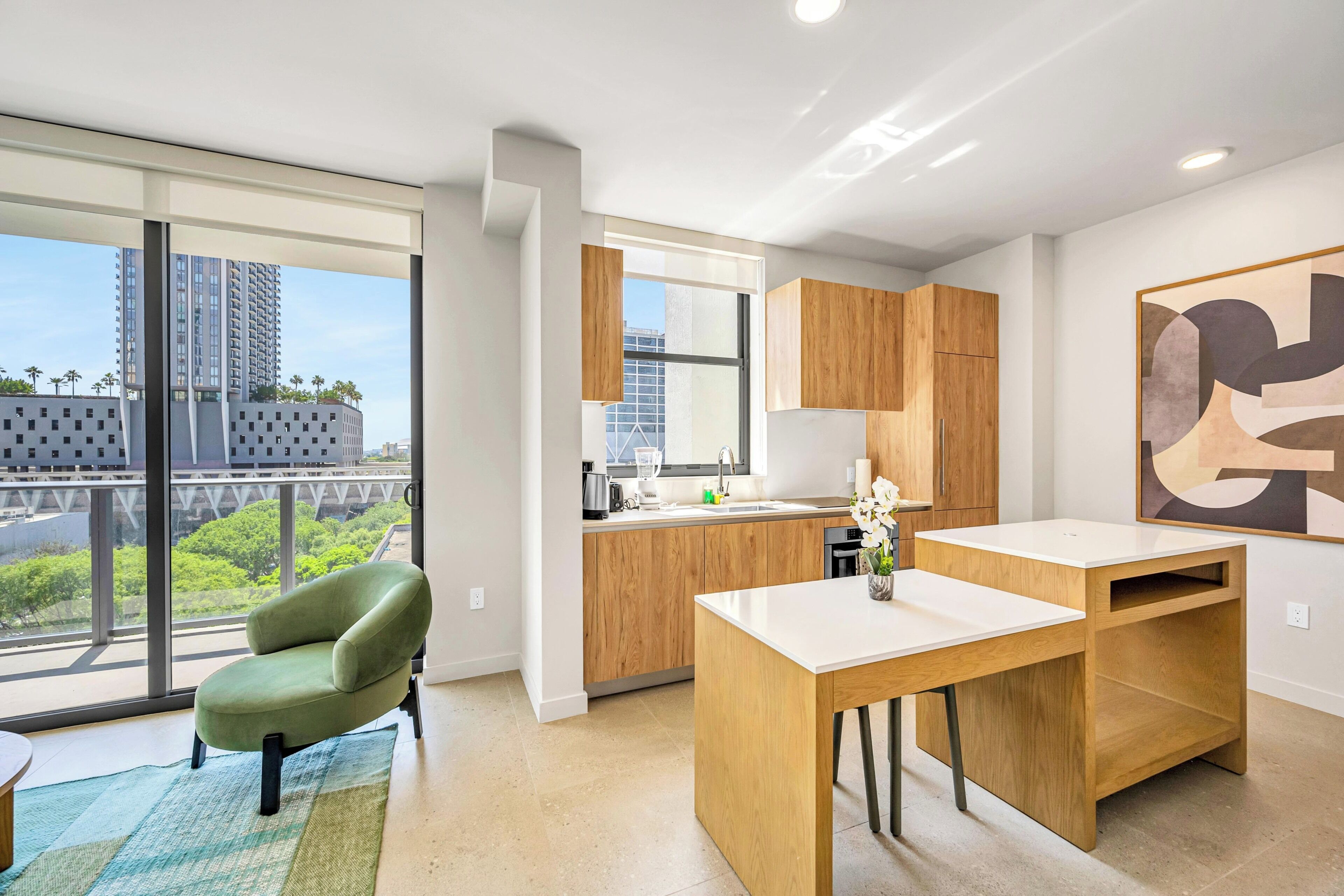 Appartement Royal, 2 chambres, piscine privée, vue ville | Coin séjour | TV connectée de 50 pouces avec chaînes numériques, Netflix, Hulu